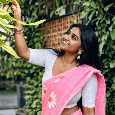 Nisha Pillai from Kochi sharing her 5 star review of the ComfyMom U shaped pregnancy pillow