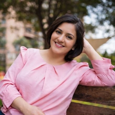 Priya Mehta from Mumbai sharing her 5 star review of the ComfyMom U shaped pregnancy pillow